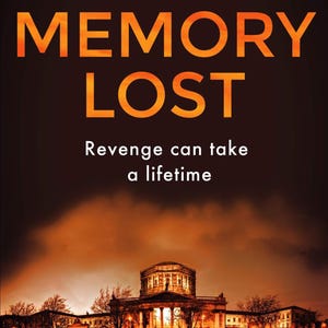 Pu&ograve; includere: Copertina del libro con il titolo "NO MEMORY LOST" in arancione. Il tagline recita "Revenge can take a lifetime". Un edificio illuminato si trova in basso. Il testo "A GRIPPING CRIME MYSTERY" &egrave; in basso.