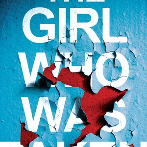 Pu&ograve; includere: Copertina del libro con il titolo "THE GIRL WHO WAS TAKEN" in lettere bianche su sfondo blu. Zone rosse appaiono attraverso la vernice screpolata, creando un effetto di texture.