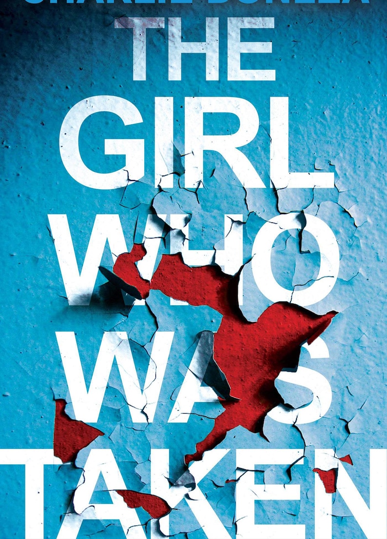 Pu&ograve; includere: Copertina del libro con il titolo "THE GIRL WHO WAS TAKEN" in lettere bianche su sfondo blu. Zone rosse appaiono attraverso la vernice screpolata, creando un effetto di texture.