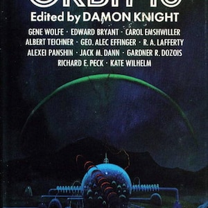 Puede incluir: Portada de libro de ciencia ficci&oacute;n vintage para "Orbit 10", editado por Damon Knight. La portada presenta una escena oscura y c&oacute;smica con un gran orbe azul brillante y estructuras futuristas. El t&iacute;tulo y los nombres de los autores se muestran.