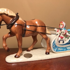 RETIRED Hagen-Renaker Specialty #3385 Horse Drawn SLEIGH Figurine ~ VARIATION w/ Green Hat/Sweater on Dog, & &#39;Year Art&#39; on Underside of Base