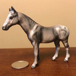 Hagen-Renaker # 2011 Mini Appaloosa Stute - GRAU (vom Rest des Stücks entfernt - hat REPARATUR am linken Hinterbein) - Vintage Keramikpferd Figur