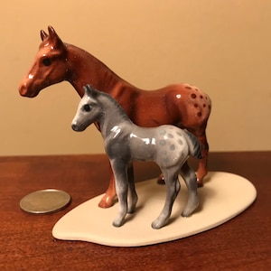 SONDERLAUF Hagen-Renaker Mini #2011-1 Appaloosa & Colt on Base Farbvariation ""Rückwärts"" Keramik Pferd und Fohlen Figur / Statue