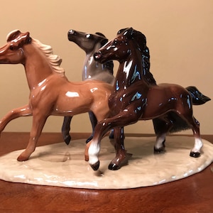 RETIRED Hagen-Renaker Specialty # 3357 Wilde Pferde auf Sockel - Vintage H-R "Specialties Line" Keramik mustang 3-Pferd Figur / Statue - FLAWS