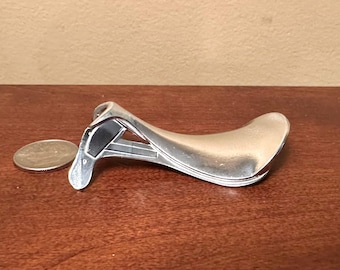 RED ANIMA STUDIO 伝統的な1:9スケール（おもちゃ）モデルホース ハンタージャンパー イングリッシュサドルツリー - 鋳造金属製