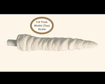 Peut inclure: Un modèle de tornade en plastique blanc et enroulé à l'échelle 1:9. Le texte "1:9 Trad. Model (Toy) Scale" est imprimé sur un ovale brun.