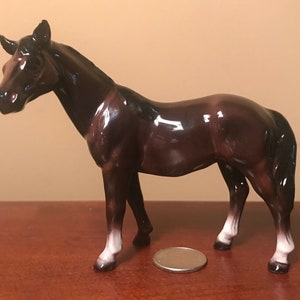 RETIRED Hagen-Renaker Specialty Dark Bay GROOMING HORSE (Solid Face & 3 Socken Variation) -Keramikfigur aus der "Specialties Line" Set #3322