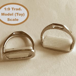 Puede incluir: Dos anillos de plata en forma de estribo con almohadillas de cuero blanco. Escala del modelo 1:9 Trad. (Juguete).