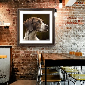 Puede incluir: Un retrato enmarcado de un perro, un Pointer con marcas marrones y blancas. La obra de arte se exhibe en una pared de ladrillo, con un marco de madera oscura y un paspartú blanco. Se ve el perfil del perro.