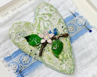 Handmade Heartfelt Sampler 14: corazón esculpido a mano enmarcado con flores esmaltadas pintadas a mano por la artista Tammy Tutterow