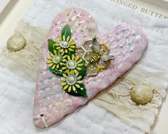 Handmade Heartfelt Sampler 7: corazón esculpido a mano enmarcado con flores esmaltadas pintadas a mano por la artista Tammy Tutterow