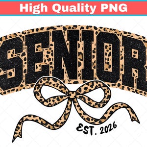 Puede incluir: Diseño gráfico con la palabra "SENIOR" en letras negras brillantes y un borde con estampado de leopardo. Debajo, un lazo con estampado de leopardo con el texto "EST. 2026". El diseño está sobre un fondo blanco.