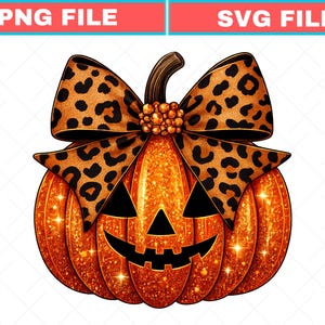 Può includere: Una zucca jack-o'-lantern arancione glitterata con un picciolo marrone e un grande fiocco con stampa leopardata, decorato al centro da un grappolo di piccole bacche arancioni. La zucca ha occhi triangolari neri e una bocca nera frastagliata. Testo: PNG FILE e SVG FILE.