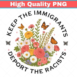 Puede incluir: Un diseño gráfico redondo con el texto "KEEP THE IMMIGRANTS, DEPORT THE RACISTS" que rodea un arreglo floral. Las flores son de color rosa, amarillo y blanco, con mariposas naranjas. Las palabras son negras.