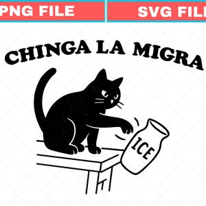 Puede incluir: Ilustración de un gato negro con el texto "CHINGA LA MIGRA" arriba y una botella etiquetada "ICE" que se vuelca. El gato está sentado en una mesa, con una expresión severa.