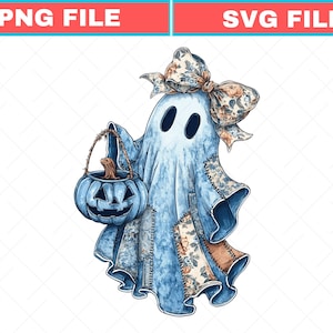 Può includere: Un'illustrazione digitale di un fantasma con un grande fiocco floreale che tiene in mano un secchiello a forma di zucca blu. Il fantasma presenta un tessuto blu con motivi floreali patchwork e occhi ovali scuri. L'immagine include il testo PNG FILE e SVG FILE.
