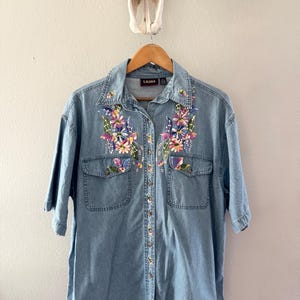 Vintage Hand Painted Floral Button Down Short Sleeve Womens XL Denim Shirt. Boho Flower Country Denim. Lasha Brand Cotton Shirt.