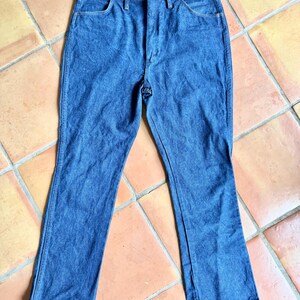 K&ouml;nnte beinhalten: Eine blaue Jeanshose mit klassischem F&uuml;nf-Taschen-Design. Die Jeans hat einen Knopf- und Rei&szlig;verschluss sowie einen leichten Schlag am Beinabschluss. Die Jeans ist aus einem mittelblauen Denim-Stoff gefertigt.