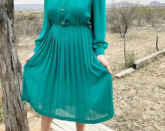 Vintage Teal size 6 Leslie Fay Collections. Polyester With Gold Metal Buttons. Chest pockets with gold buttons.