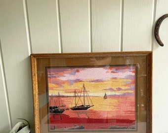 Cuadro vintage de hilo con un velero náutico al atardecer. ¡Precioso! Bordado a mano. Enmarcado y con paspartú.