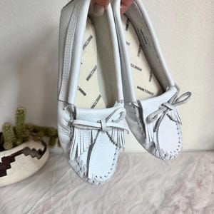 Minnetonka White Leather Moccasin Slip-On Shoes Kilty Softsole size 7.  Pre owned.