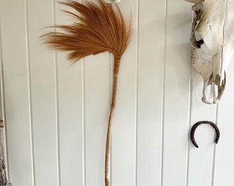 Balai mural décoratif en bambou. Décoration de maison de ferme. Sautez le balai.