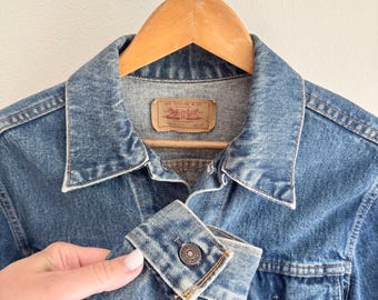 Vintage 80-90's LEVIS Distressed Trucker Jacket 70506 0216 Denim