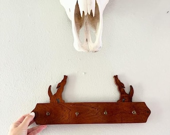 Porte-clés mural en bois vintage silhouette de coyote découpée. Maison du sud-ouest. Chambre des garçons.