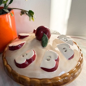 Vintage Ceramic Apple Pie Dish with Cover Lidded Pie Plate Retro Pie Server with Lid Fall Table Decor Pie Storage Farmhouse Display.
