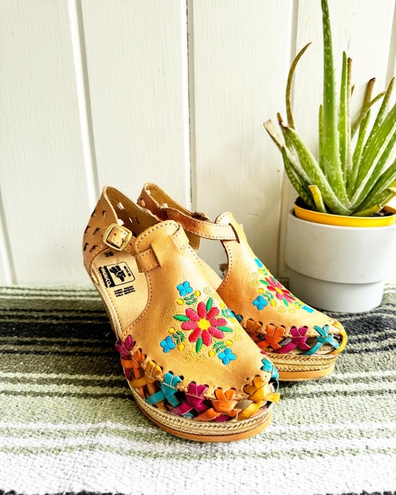 Heeled Mexican Huaraches. Embroidered flower leath