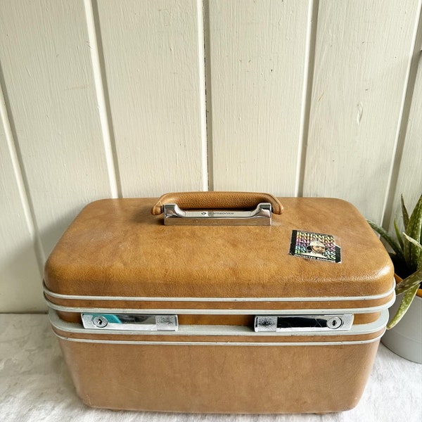 Vintage Samsonite Camel Tan Brown Hard Train Case. Carry On Luggage. Mirror Make Up Luggage