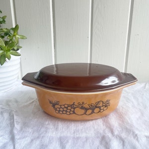 Vintage Pyrex Old Orchard Casserole Dish with Lid. Fruit Motif Pyrex. 1960’s glass. 1.5 Quart.
