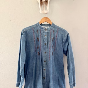 Capacity Medium Denim Floral Embroidered Shirt. Vintage Denim Small Button Down Shirt. Metal buttons. Cotton Jean Blouse.