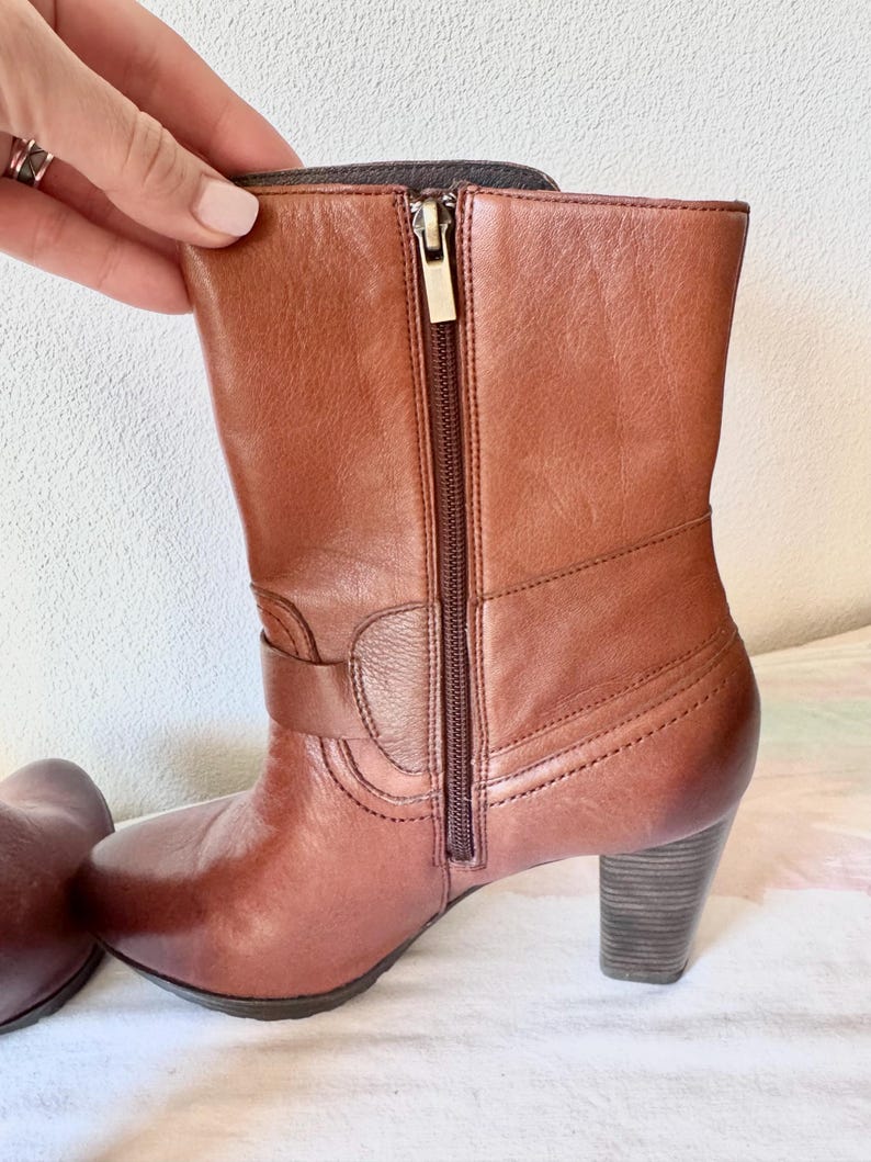 Clarks Indigo Lida Sayer Leather Side Zip Heeled Ankle Boots 64504 Womens 9.5 M. Pre owned. image 4