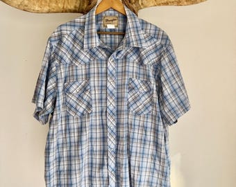 Men’s Short Sleeve Wrangler Western Fashion Peal Snap Shirt. Summer Wrangler Western Shirt. Short Sleeves. blues, grays.