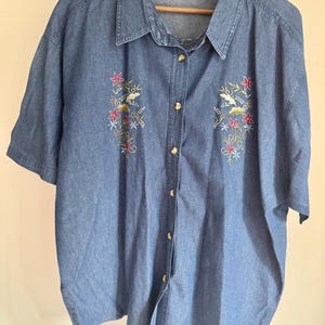 Vintage Embroidered Flower Denim Nick and Sarah Size 24W Women’s Button Up Shirt. L: 30.5”