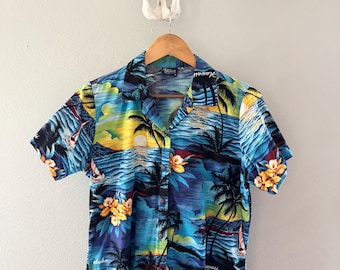 Vintage Royal Creations Hawaii Aloha Short Sleeve Trees Shirt Size Small. Button up vacation shirt.