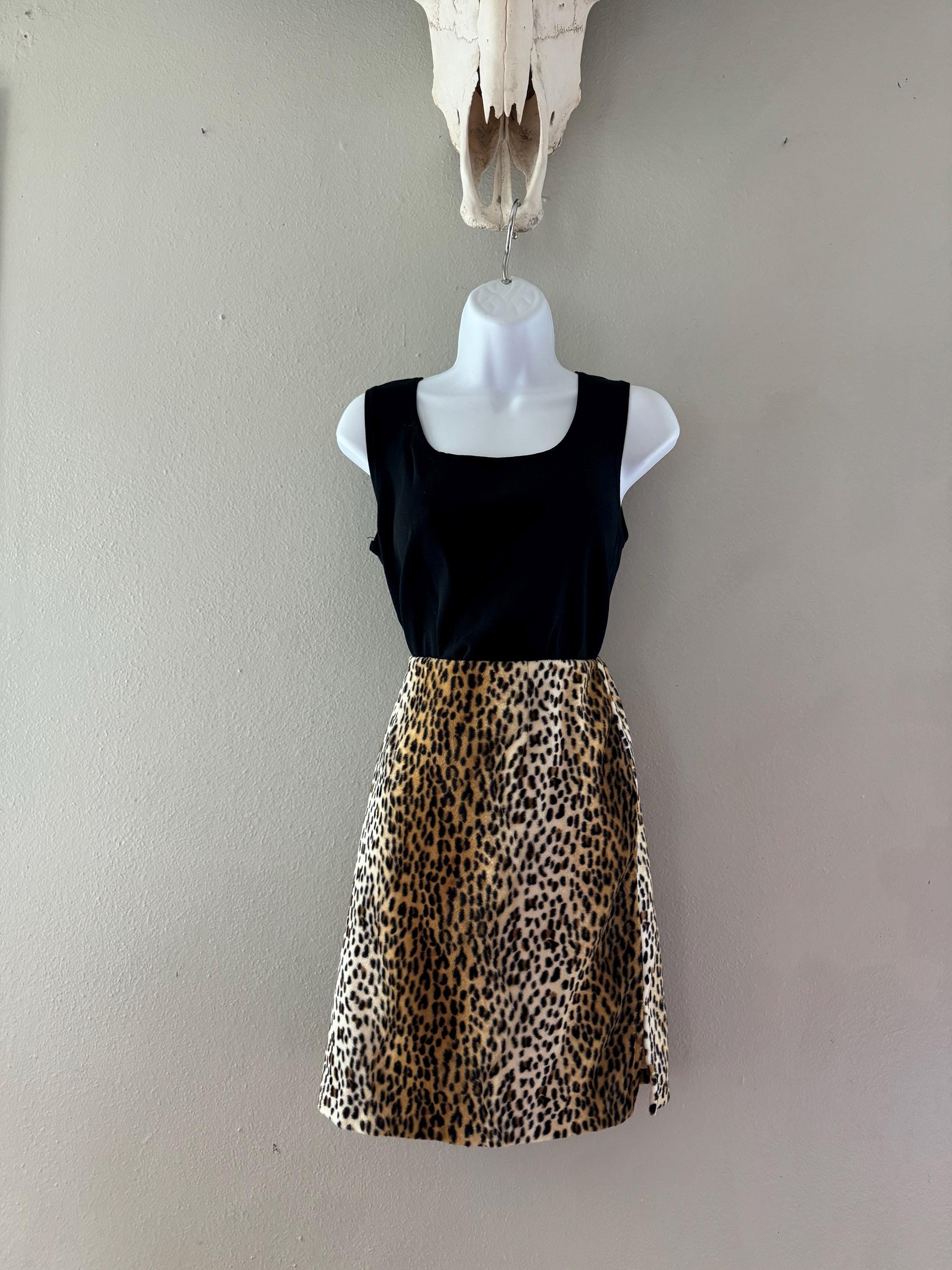 Vintage Small Leopard Printed Fur Mini Skirt by Will’s River. Zip up animal print cat skirt.