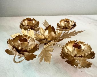 Bougeoir vintage fleur en métal doré. Contient 4 bougies.