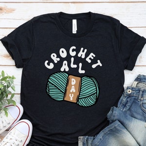 Linda camiseta de crochet, regalo para crocheter, regalo de hilo para ella, regalo divertido de crochet, regalo del día de la madre, regalo de crochet de Navidad, crochet todo el día
