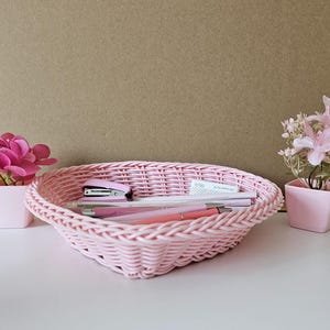 Juego de escritorio de papelería rosa, bolígrafos, lápices, grapadora, floreros. Cesta de regalo para mamá.