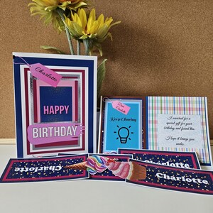 Biglietti di auguri, calendari e segnalibri di buon compleanno personalizzati in rosa e blu per te, i tuoi amici, la tua famiglia e i tuoi cari.