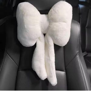 かわいいぬいぐるみのリボン付き車用枕ヘッドレストホワイトブラックアクセサリー装飾チャーム彼女へのギフト