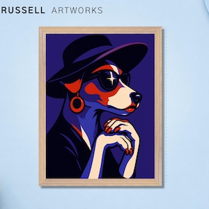 Puede incluir: Una lámina enmarcada titulada JACK RUSSELL ARTWORKS que presenta una ilustración estilizada de un perro con un sombrero negro de ala ancha, gafas de sol oscuras con reflejos de estrellas y grandes pendientes de aro de color naranja.