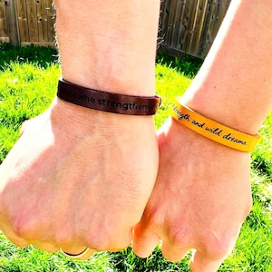 Anpassade graverade läderarmband för par: Personliga citatsmycken