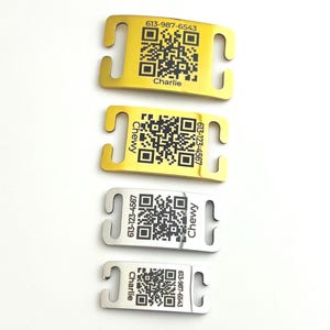 Op de afbeelding: Vier rechthoekige metalen huisdier-ID-tags met afgeronde hoeken en zijgleuven voor bevestiging aan een halsband. Twee tags zijn goudkleurig en twee zijn zilverkleurig. Elke tag bevat een QR-code, een telefoonnummer en de naam Charlie of Chewy.