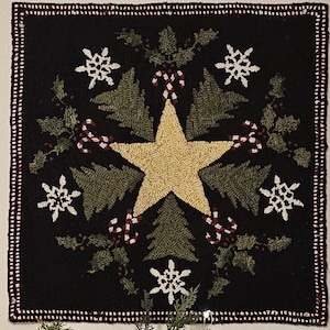 Puede incluir: Una alfombra de Navidad negra y verde con una gran estrella amarilla en el centro. La alfombra está rodeada por un borde de bastones de caramelo rojos y blancos, árboles verdes y copos de nieve blancos.