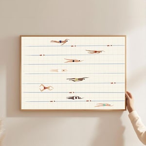 Puede incluir: Una impresión artística enmarcada que presenta una ilustración estilizada de nadadores en una piscina. La obra de arte representa a nadadores en varias posiciones, con líneas azules que representan carriles y puntos marrones que marcan los puntos de giro. Los nadadores son de diferentes colores, y el fondo es crema.