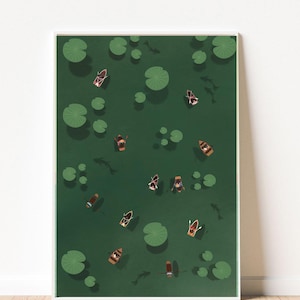 Könnte beinhalten: Ein Kunstdruck mit einer ruhigen Seeszene mit mehreren kleinen Booten, Seerosen und Fischen. Die Boote sind mit Menschen besetzt, und das Wasser hat eine tiefgrüne Farbe. Das Kunstwerk ist in einem weißen Rahmen gerahmt.