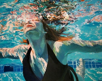 Op de afbeelding: Een schilderij van een persoon met lang, rood haar dat onder water zwemt in een zwembad. De persoon draagt een zwarte badpak en kijkt omhoog naar het wateroppervlak. Het water is een levendige blauwe en groene kleur, en er zijn strepen licht die door het water schijnen.